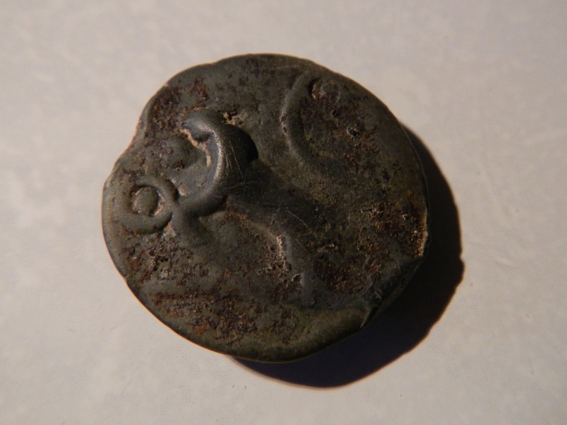 Potin Celtique à tête casquée et annelets pointés